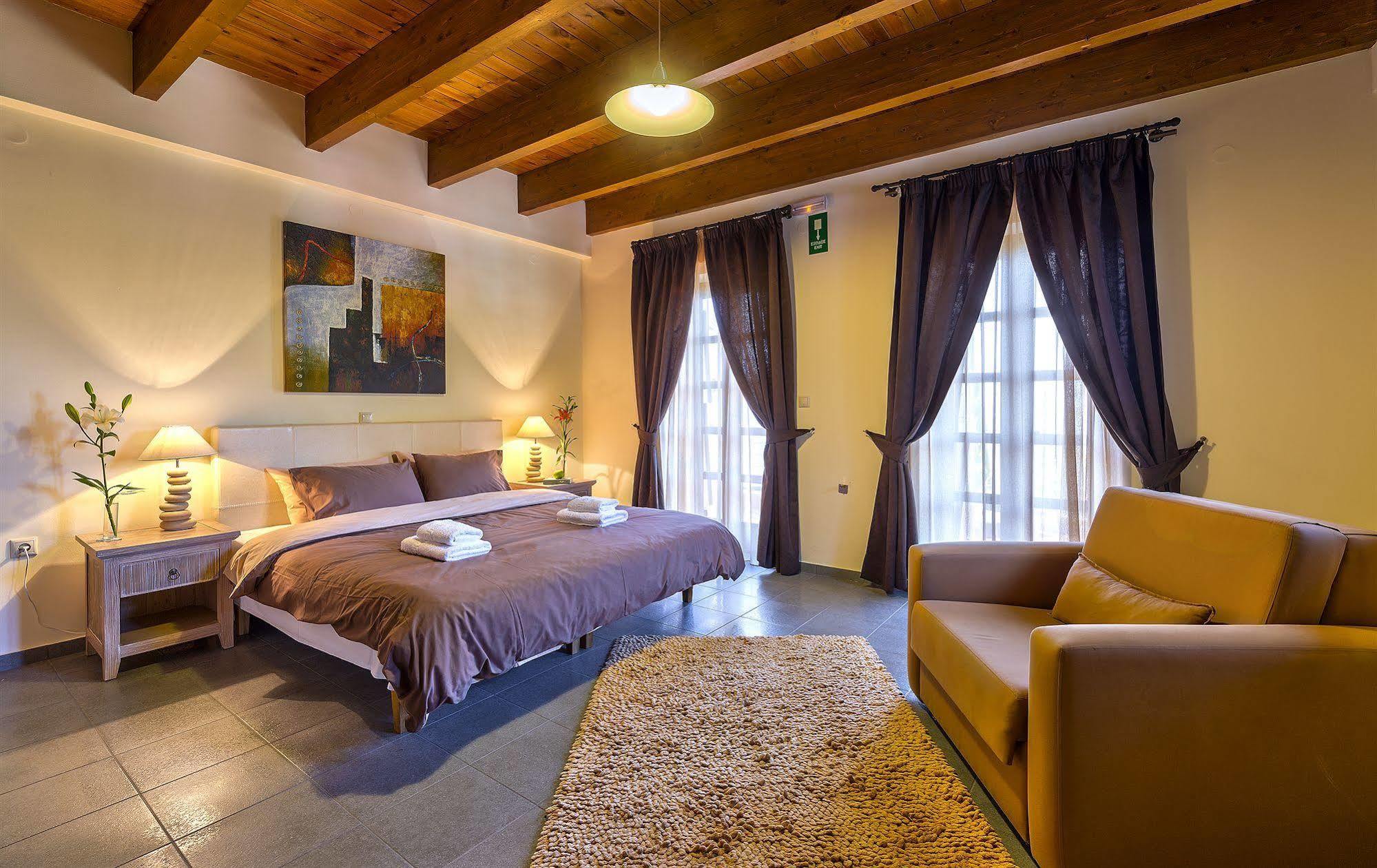 Apirathes Residence Zoúrva Екстериор снимка